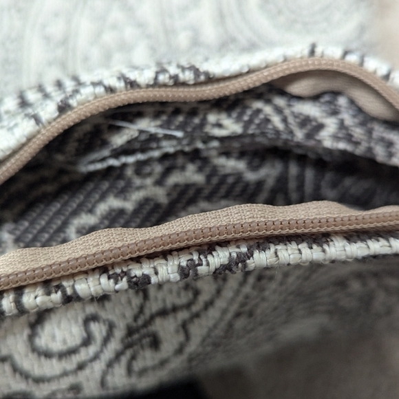 Brand New - (2) La-Z-Boy 18x18 Accent Pillow Covers Paisley Motif - Picture 12 of 14